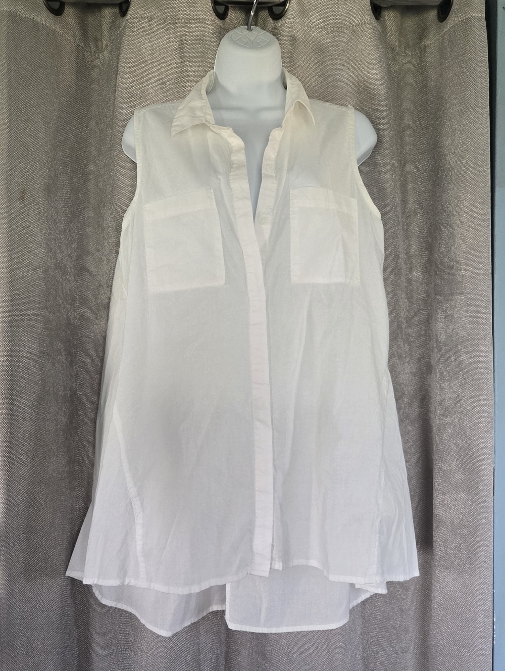 ⭐️Velvet Heart Classic White Sleeveless Button-Front Blouse⭐️